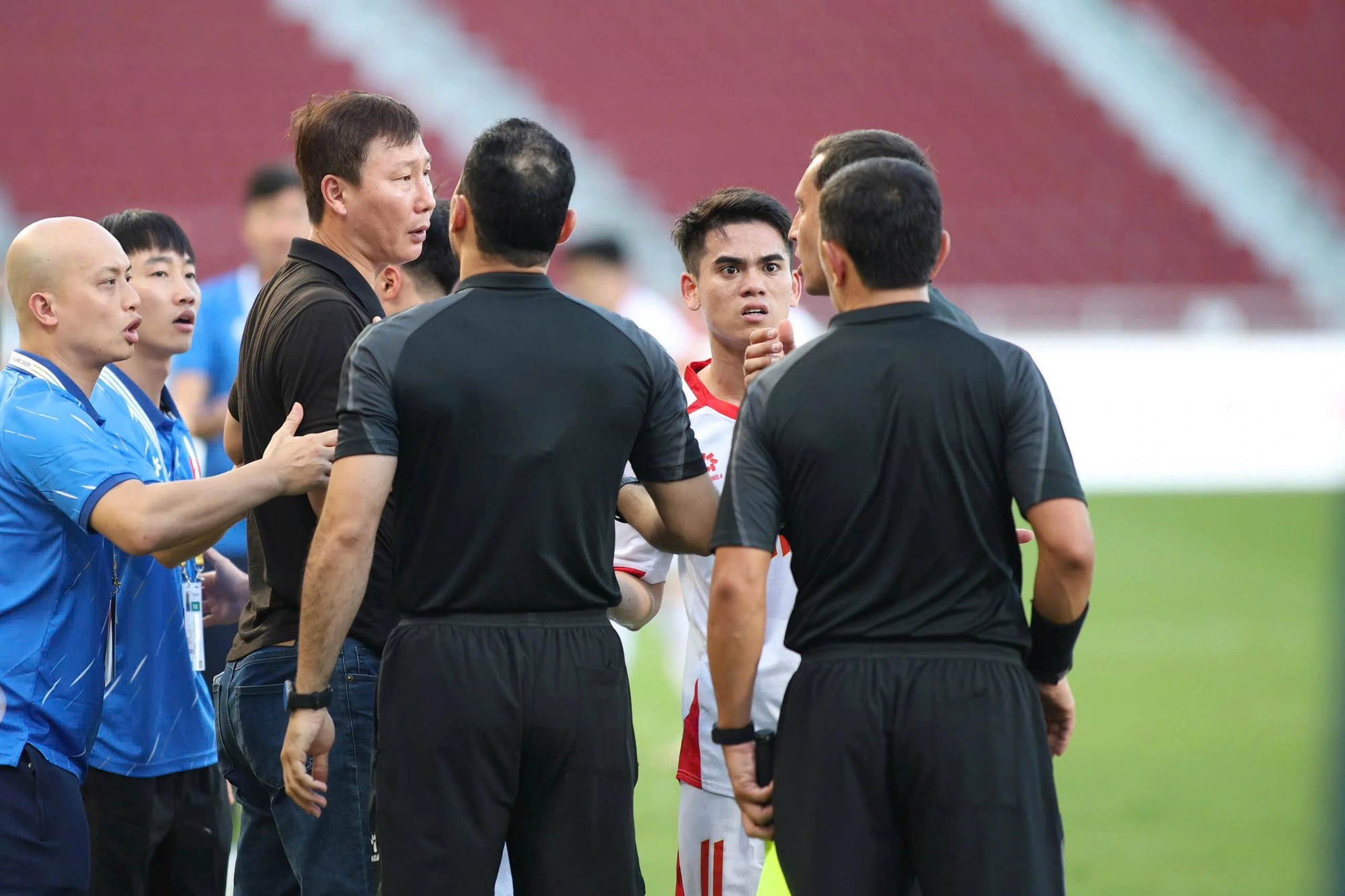 AFC có thể xử lý cả trọng tài chính lẫn trợ lý sau quyết định sai lầm khiến Việt Nam thua Philiipines- Ảnh 1.