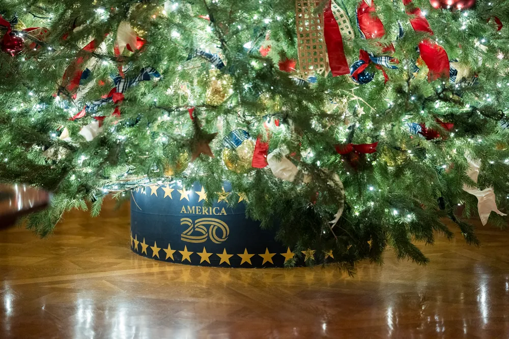 Một món trang trí kỷ niệm 250 năm Quốc khánh Mỹ được đặt ở chân cây thông Giáng sinh trong Phòng Đông của Nhà Trắng. Ảnh: WHITE HOUSE Trang trí Giáng Sinh tại Nhà Trắng