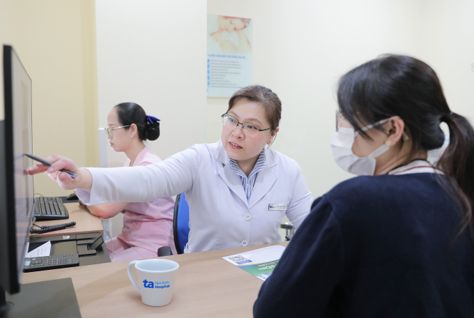 BS.CKII Nguyễn Ngọc Thoại tư vấn tầm soát ung thư cổ tử cung cho phụ nữ 25 tuổi. Ảnh: Trung Vũ
