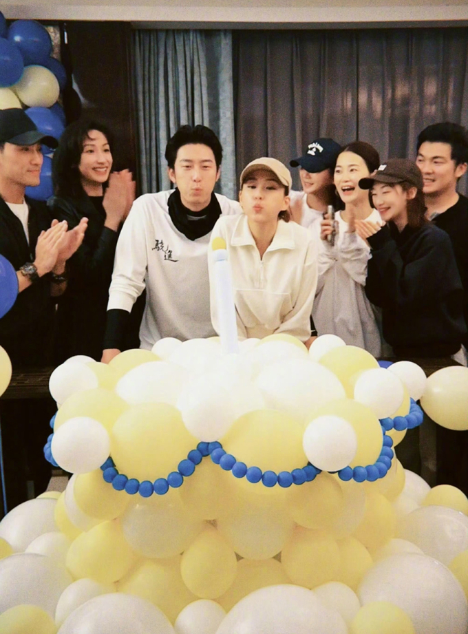 Hà Siêu Liên thổi nến sinh nhật cùng chồng, Đậu Kiêu mặc áo in chữ Kiêu Liên. Ảnh: Sohu