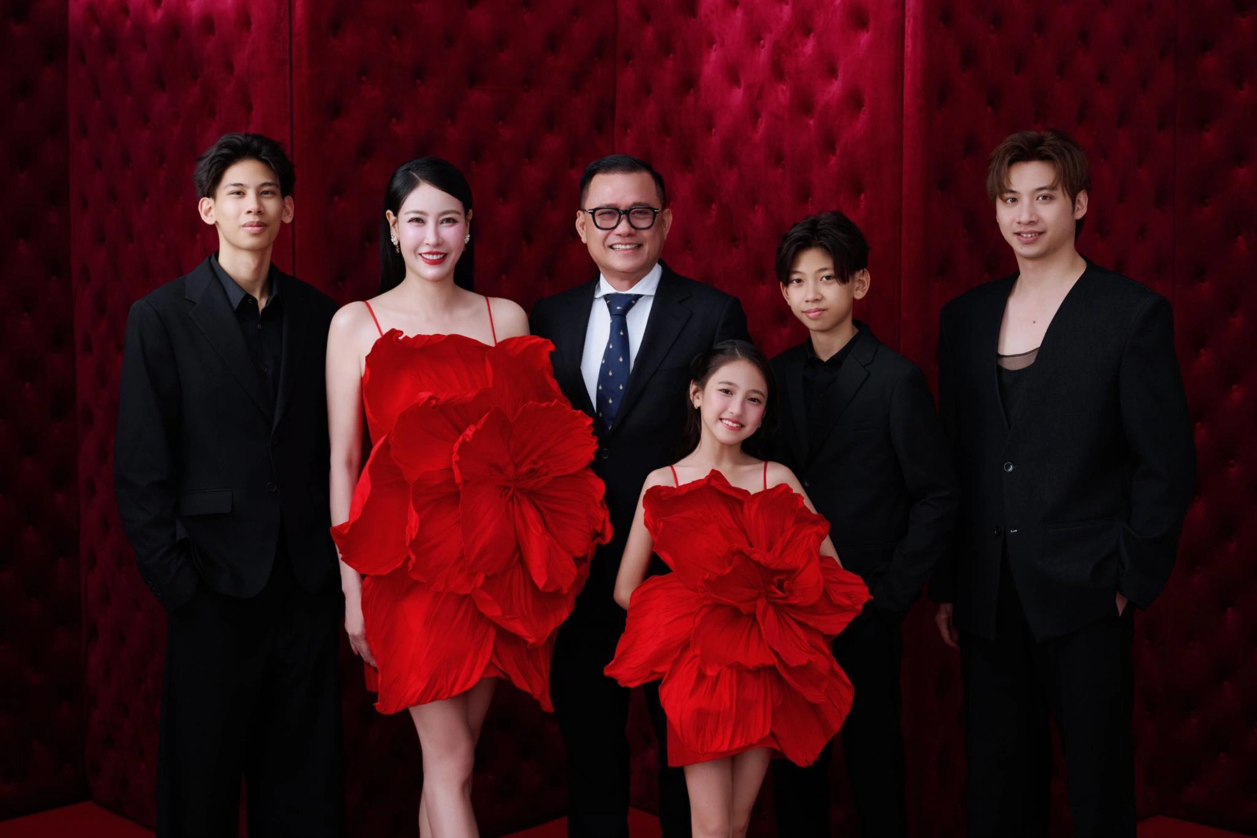 Ái nữ duy nhất nhà Hà Kiều Anh cao ngang vai mẹ, nhan sắc như "tiểu thư hào môn", mong nối nghiệp kinh doanh của gia đình 9 Hà Kiều Anh và ông xã doanh nhân có cuộc sống hạnh phúc bên 4 con.