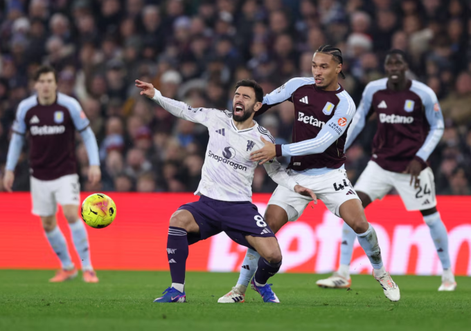 Bruno Fernandes (áo trắng) chấn thương trong trận Man Utd thua Aston Villa 1-2 ở vòng 17 Ngoại hạng Anh ngày 21/12. Ảnh: Reuters