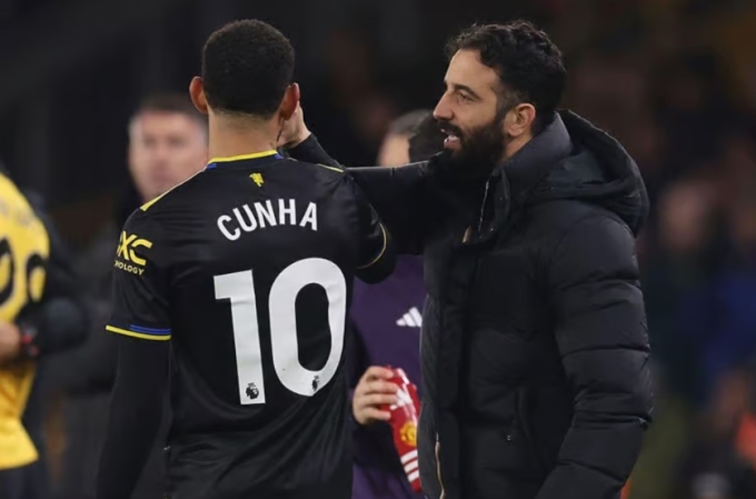 HLV Ruben Amorim chỉ đạo Matheus Cunha trong trận Man Utd thắng Wolverhampton trên sân Molineux, thành phố Wolverhampton, Vương quốc Anh tối 8/12/2025. Ảnh: NBC