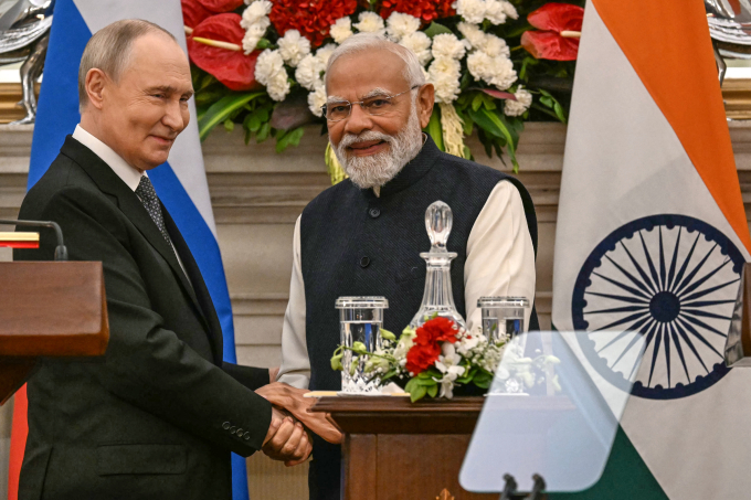 Tổng thống Nga Vladimir Putin (trái) và Thủ tướng Ấn Độ Narendra Modi sau cuộc hội đàm tại Nhà Hyderabad ở New Delhi ngày 5/12. Ảnh: AFP