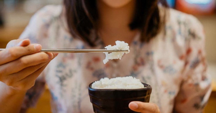 Cắt bỏ cơm là không cần thiết, thay vì gạo trắng đã qua tinh chế, nên ưu tiên gạo lứt, các loại ngũ cốc nguyên hạt.