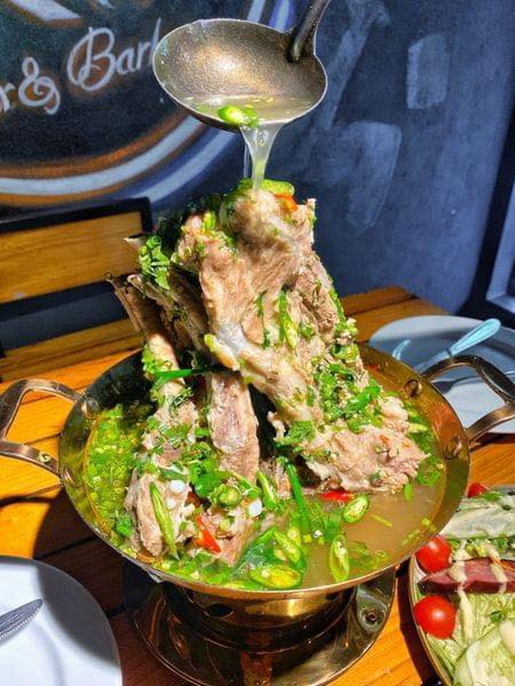 Ăn nhậu tại quán bia ở Hà Nội, khách bị từ chối không mang đồ thừa ra về - 1