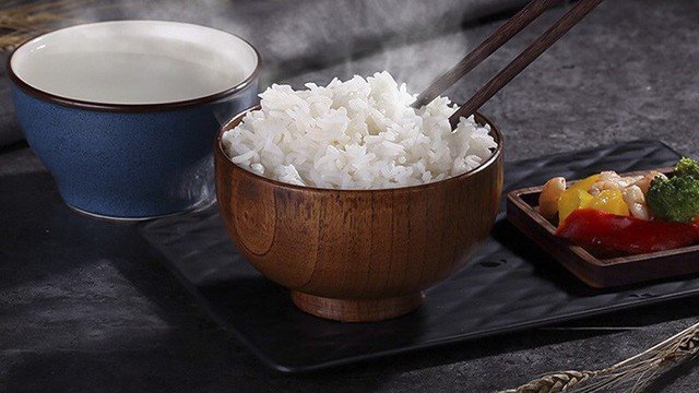 Ăn trước các thực phẩm này trên bàn ăn sẽ giúp uống rượu không bị say 1 Ăn no trước khi vào cuộc uống rượu cũng chính là cách tốt bạn nên làm.