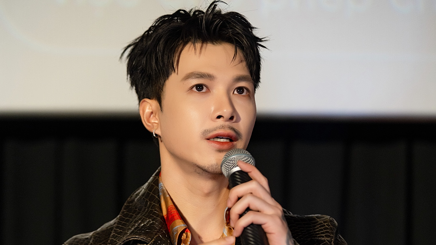 Anh Tú Atus nói về sự giúp đỡ của vợ khi lần đầu đóng phim 18+