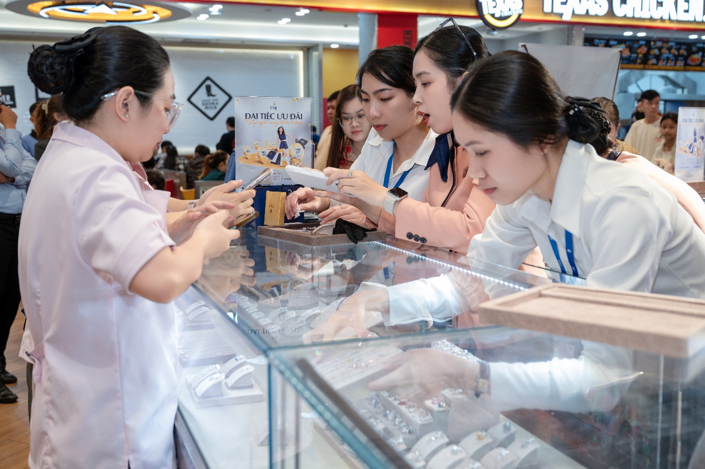 Anh Tú, Bùi Công Nam khuấy động đại tiệc ưu đãi tại chuỗi tọa độ PNJ- Ảnh 1.