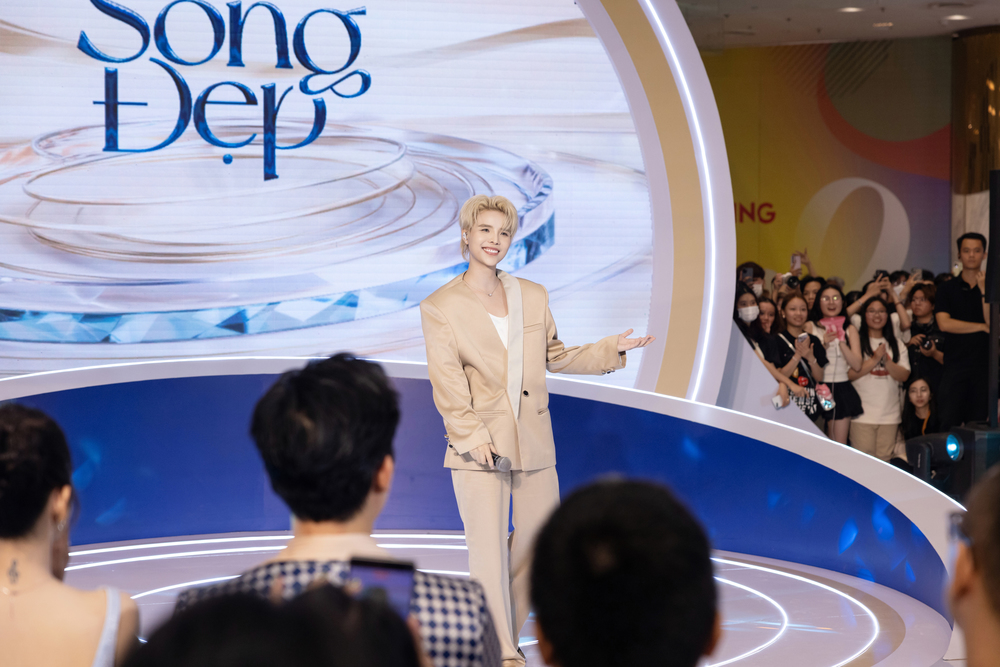 Vũ Cát Tường nhấn mạnh phiên bản đẹp nhất của mỗi người là đẹp trong tâm hồn.
Vũ Cát Tường nhấn mạnh phiên bản đẹp nhất của mỗi người là đẹp trong tâm hồn. - Tin sao Viet - Tin tuc sao Viet - Scandal sao Viet - Tin tuc cua Sao - Tin cua Sao