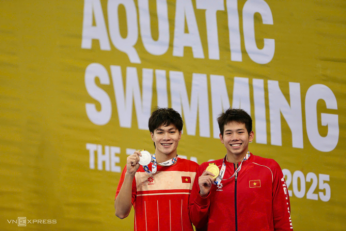 Quang Thuấn (phải) ăn mừng cùng đàn anh Trần Hưng Nguyên sau khi chiến thắng ở vòng chung kết 400m hỗn hợp nam ở nhà thi đấu Sports Authority of Thailand Complex, Bangkok ngày 12/12/2025. Ảnh: Hiếu Lương
