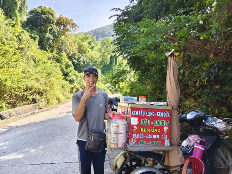Anh Tuấn - anh bán kem gây sốt trên đảo Hòn Sơn. Ảnh: NVCC
