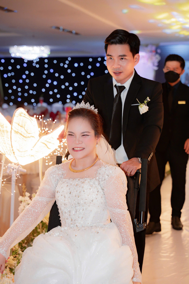 Anh chang dien trai cuoi co gai ngoi xe lan