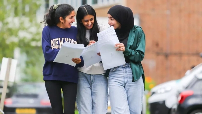Ba nữ sinh trường King Edward VI Camp Hill for Girls, Birmingham, khi nhận kết quả thi A-Level, tháng 8/2025. Ảnh: BirminghamLive