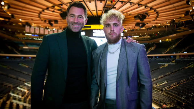 Jake Paul và ông bầu Eddie Hearn. Ảnh: Matchroom