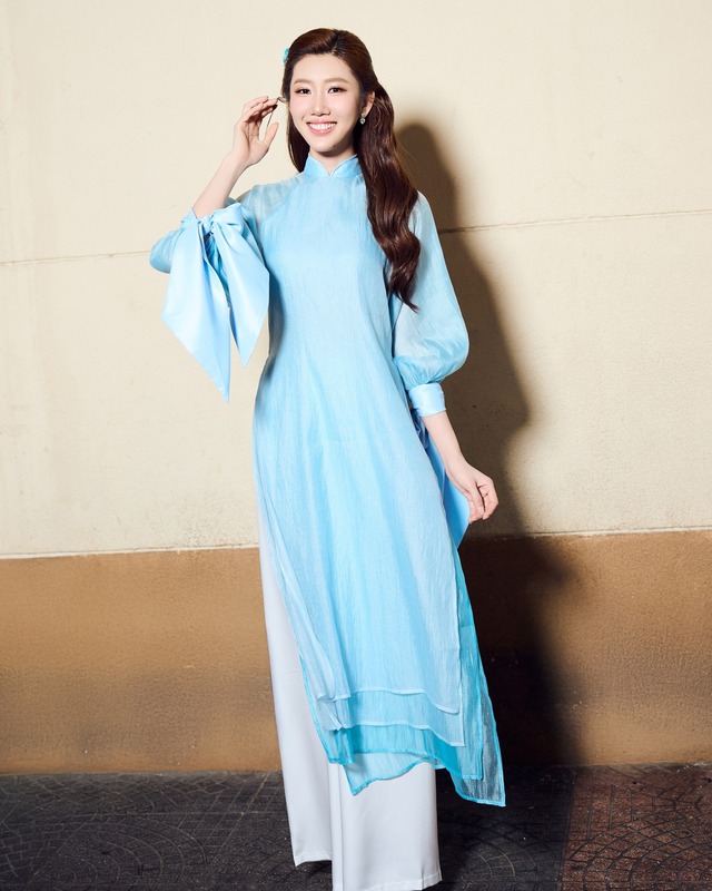 Áo dài cách tân là phong cách của phụ nữ hiện đại 1 Áo dài cách tân là phong cách của phụ nữ hiện đại - Ảnh 1.