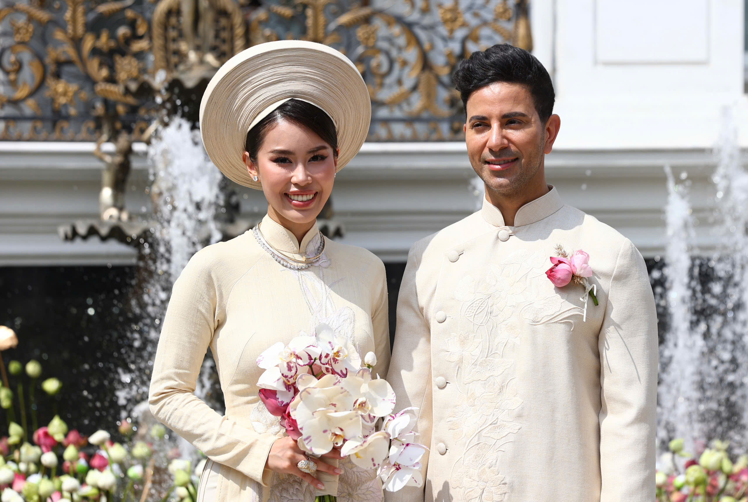 Áo dài cưới dệt bằng tơ sen của fashionista Tiên Nguyễn