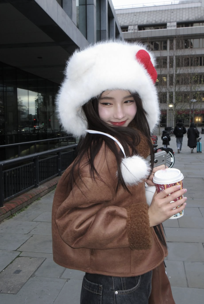 Áo khoác dáng ngắn và bí quyết phối đồ gọn gàng, thời thượng 1 Áo khoác dáng ngắn và bí quyết phối đồ gọn gàng, thời thượng - Ảnh 1.