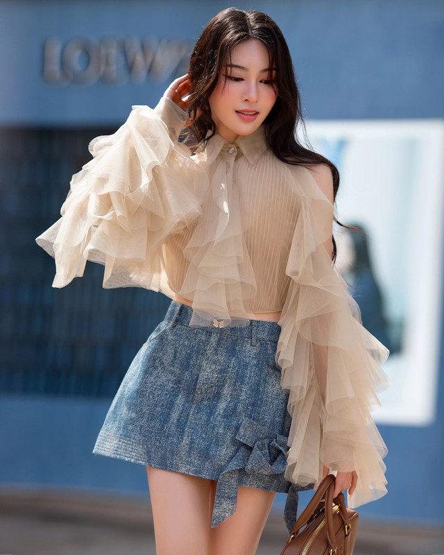 Áo khoét vai tôn đôi vai nhỏ nhắn cho người mặc- Ảnh 1.