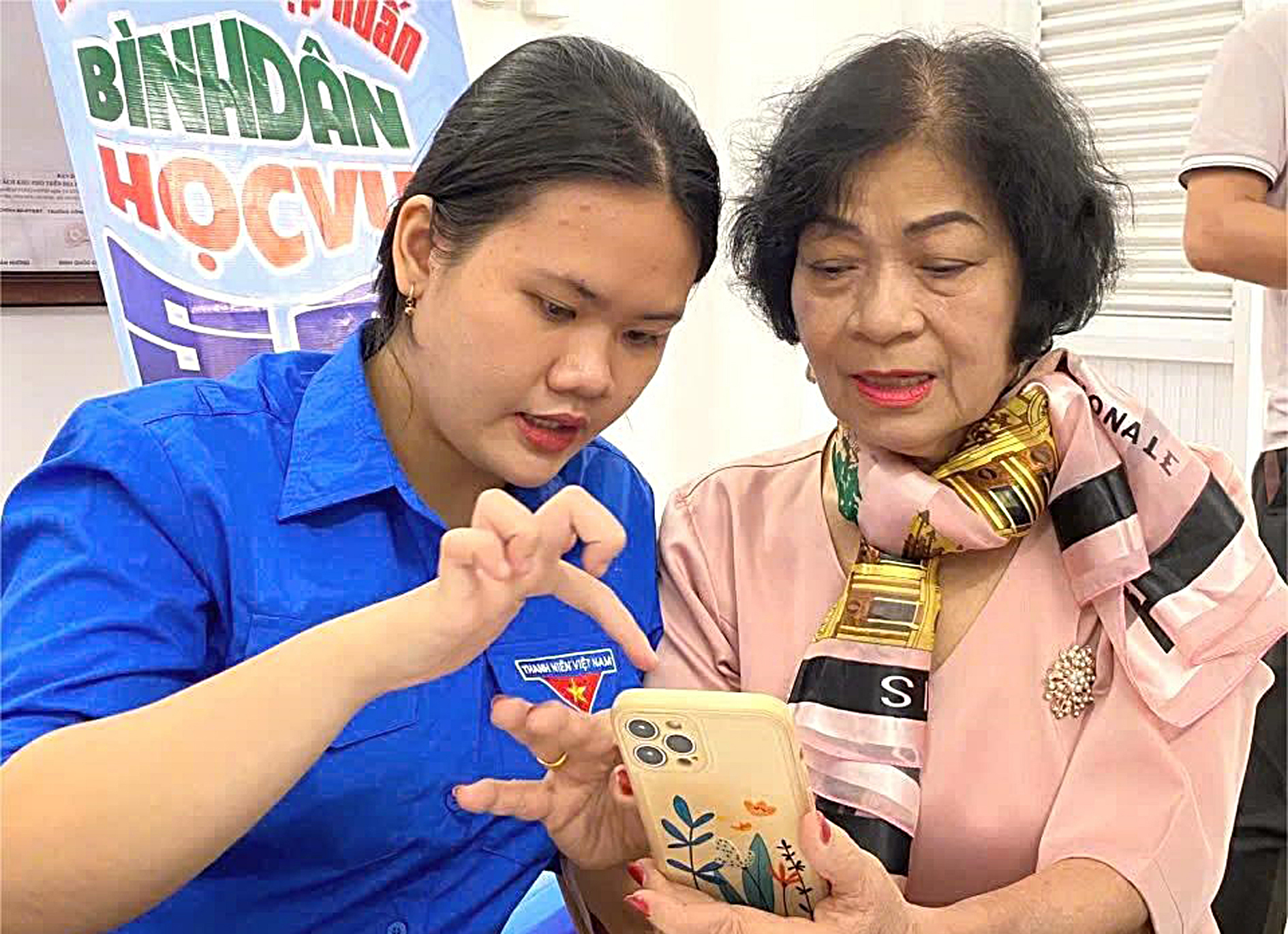 Áo xanh đưa công nghệ đến từng nhà - Ảnh 1.