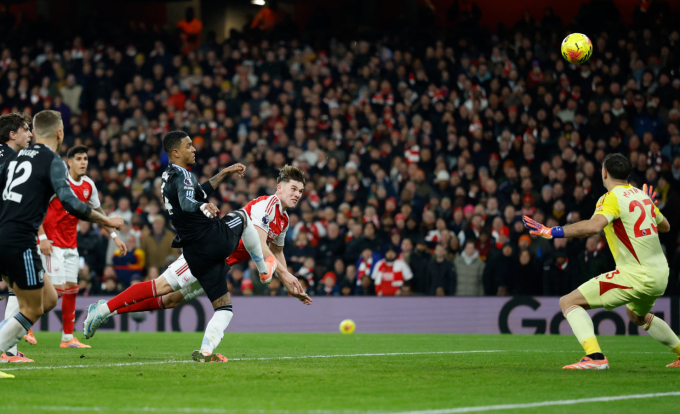 Viktor Gyokeres đánh đầu chệch cột trong trận Arsenal thắng Aston Villa 4-1 ở vòng 19 Ngoại hạng Anh trên sân Emirates, London, Anh ngày 30/12/2025. Ảnh: Reuters
