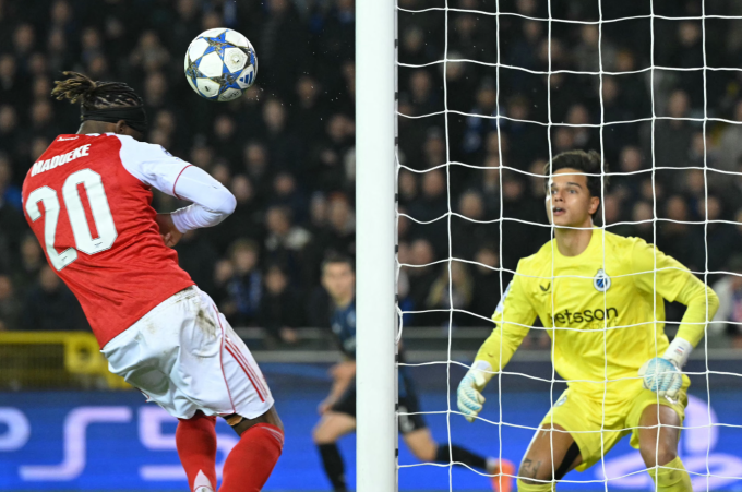 Noni Madueke đánh đầu vào lưới trống hoàn tất cú đúp. Ảnh: AFP