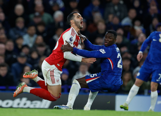 Moises Caicedo (phải) phạm lỗi với Mikel Merino và nhận thẻ đỏ trong trận Chelsea hòa Arsenal 1-1 trên sân Stamford Bridge, London, Anh ngày 30/11/2025. Ảnh: Shutterstock