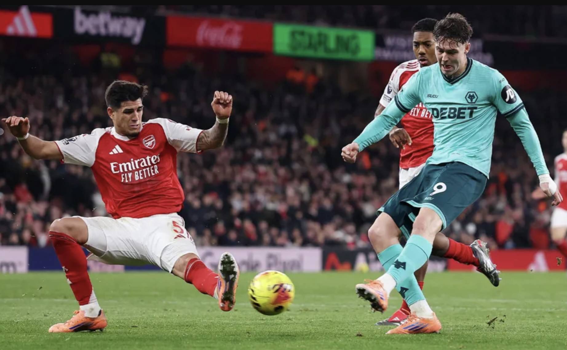 Arsenal thắng bằng hai bàn đá phản, vững ngôi đầu Ngoại hạng 1 Arsenal thắng bằng hai bàn đá phản, vững ngôi đầu Ngoại hạng - Ảnh 1.