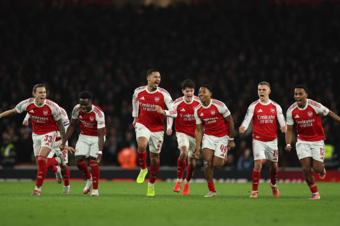 Các cầu thủ Arsenal vui mừng sau khi thắng Crystal Palace trên loạt luân lưu ở tứ kết Cup Liên đoàn ngày 23/12/2025. Ảnh: AFP