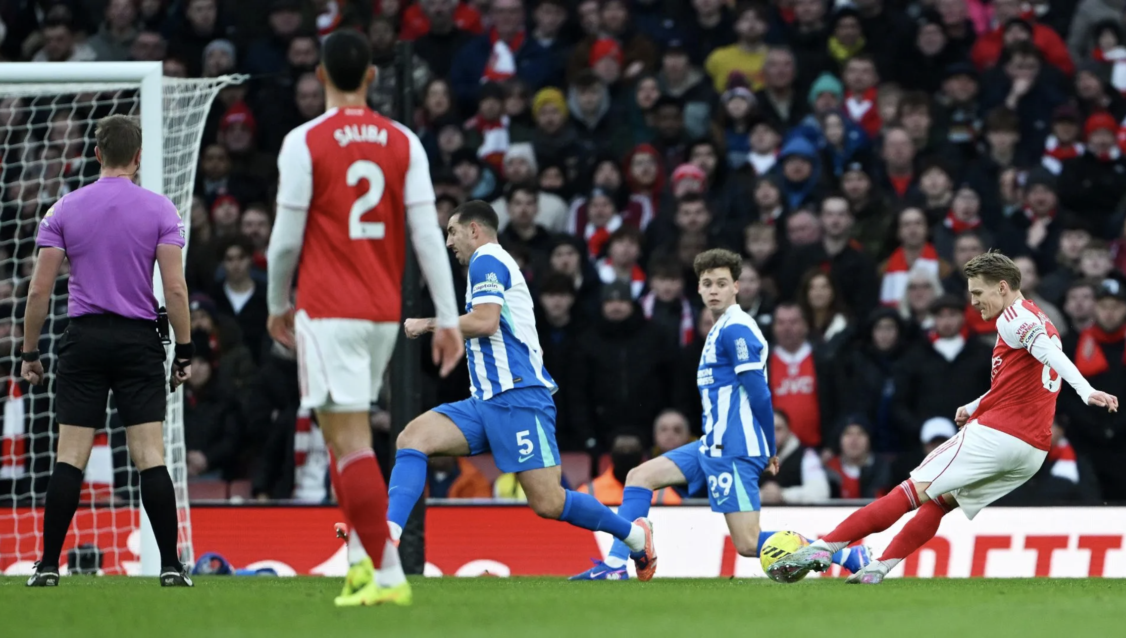 Arsenal vượt khó hạ Brighton, tái chiếm đỉnh bảng Premier League - Ảnh 1.