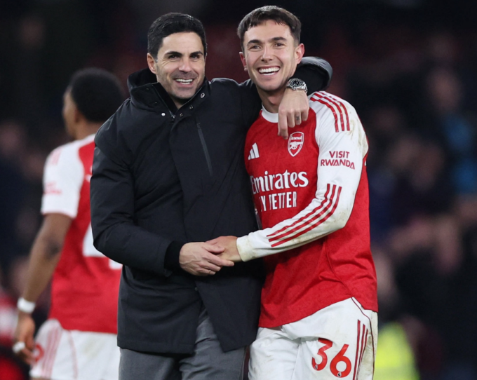 Mikel Arteta (trái) ôm Martin Zubimendi sau trận Arsenal thắng Aston Villa 4-1 ở vòng 19 Ngoại hạng Anh trên sân Emirates, London, Anh ngày 30/12/2025. Ảnh: Reuters