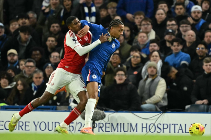 Christhian Mosquera (trái) va chạm với Joao Pedro trong trận Arsenal hòa Chelsea 1-1 trên sân Stamford Bridge, London, Anh ngày 30/11/2025. Ảnh: AFP