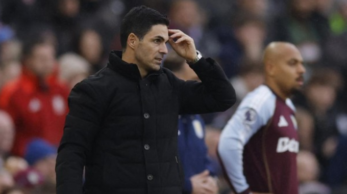 HLV Mikel Arteta (trái) phản ứng trong trận Arsenal thua Aston Villa 1-2 ở vòng 15 Ngoại hạng Anh trên sân Villa Park, Birmingham, Anh ngày 6/12/2025. Ảnh: Reuters