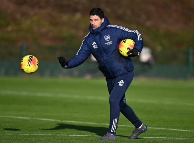 HLV Mikel Arteta trong buổi tập của Arsenal ngày 26/12. Ảnh: Arsenal FC