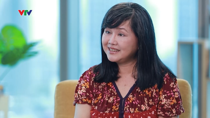 BTV Thu Uyen Hanh trinh tu ngoai giao den hinh