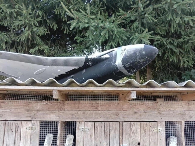 UAV nằm trên chuồng thỏ một căn nhà tại Bychawka Trzecia, tỉnh Lublin, ngày 10/9. Ảnh: TVP