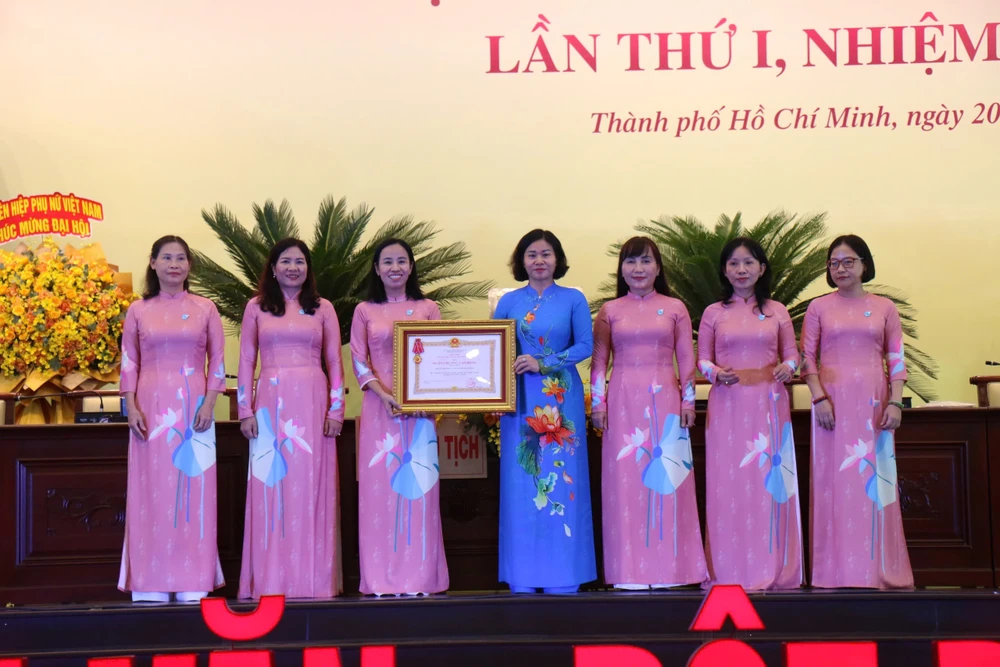 Bà Nguyễn Thị Tuyến, Ủy viên Trung ương Đảng, Phó chủ tịch Ủy ban Trung ương MTTQ Việt Nam, Chủ tịch Hội LHPN Việt Nam (giữa) trao Huân chương Lao động hạng nhất của Chủ tịch nước đến Hội LHPN TP.HCM. Ảnh: HẢI NHI