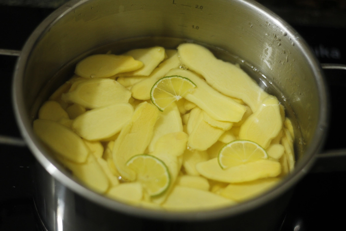 Chanh, gừng, sả là những dược liệu hỗ trợ phòng và trị bệnh rất tốt. Ảnh: Bùi Thủy