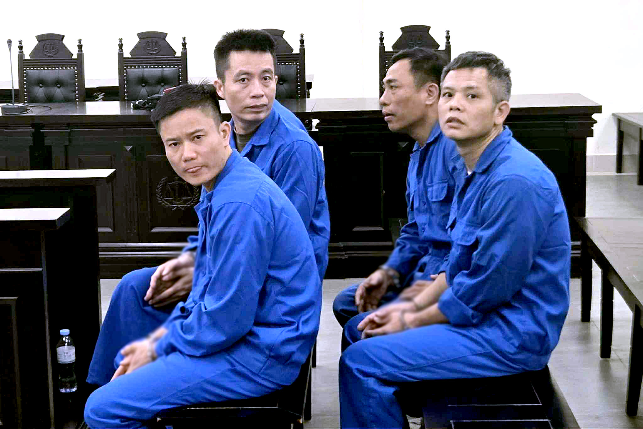 Ba cựu cán bộ công an hầu tòa vì nhận hối lộ 'tha' bốn người sử dụng ma túy trong quán karaoke 1 Ba cựu cán bộ công an hầu tòa vì nhận hối lộ 'tha' bốn người sử dụng ma túy trong quán karaoke - Ảnh 1.