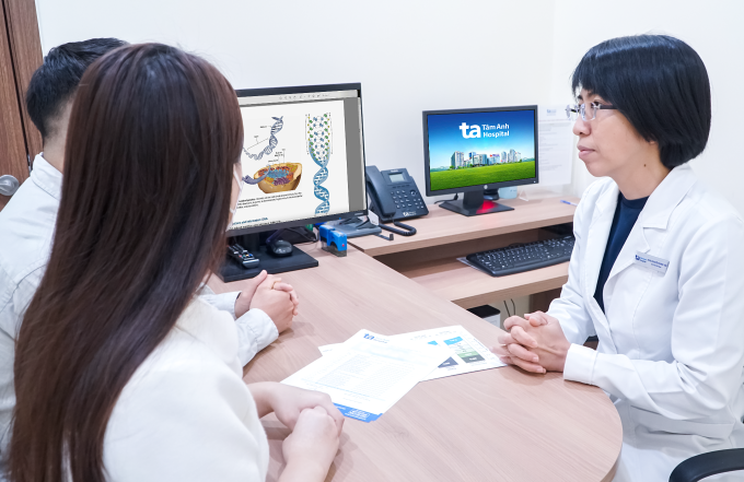 Bác sĩ Thảo tư vấn di truyền. Ảnh: Phòng khám Đa khoa Tâm Anh Quận 7