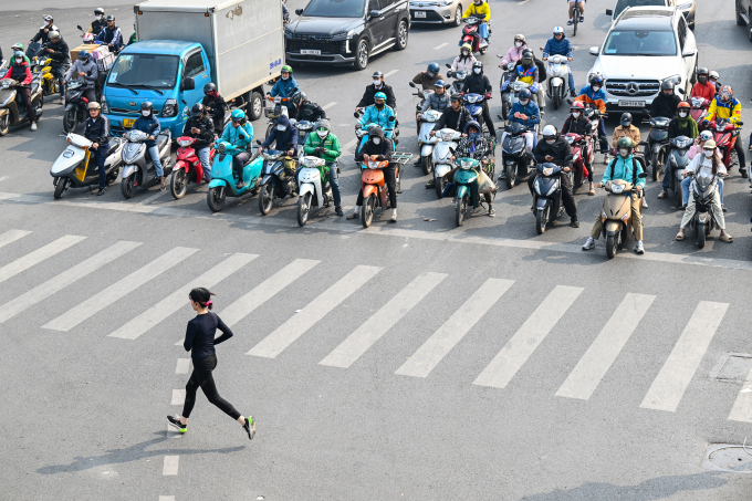 Người dân dừng đèn đỏ trên phố Chùa Bộc, Hà Nội. Ảnh: Giang Huy