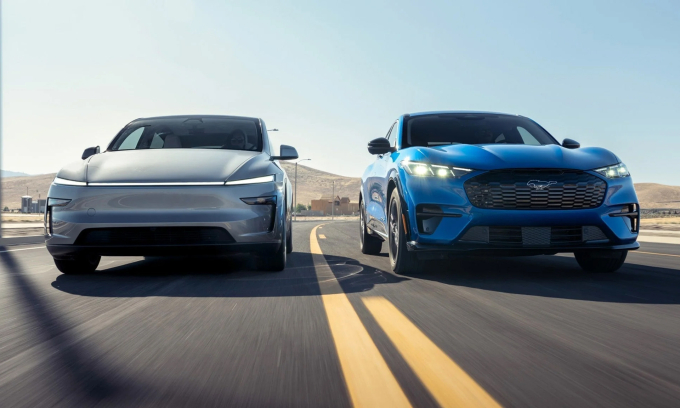 Tesla Model Y (trái) và Ford Mustang Mach-E - hai trong số các mẫu xe điện của các hãng Mỹ. Ảnh: EVDance