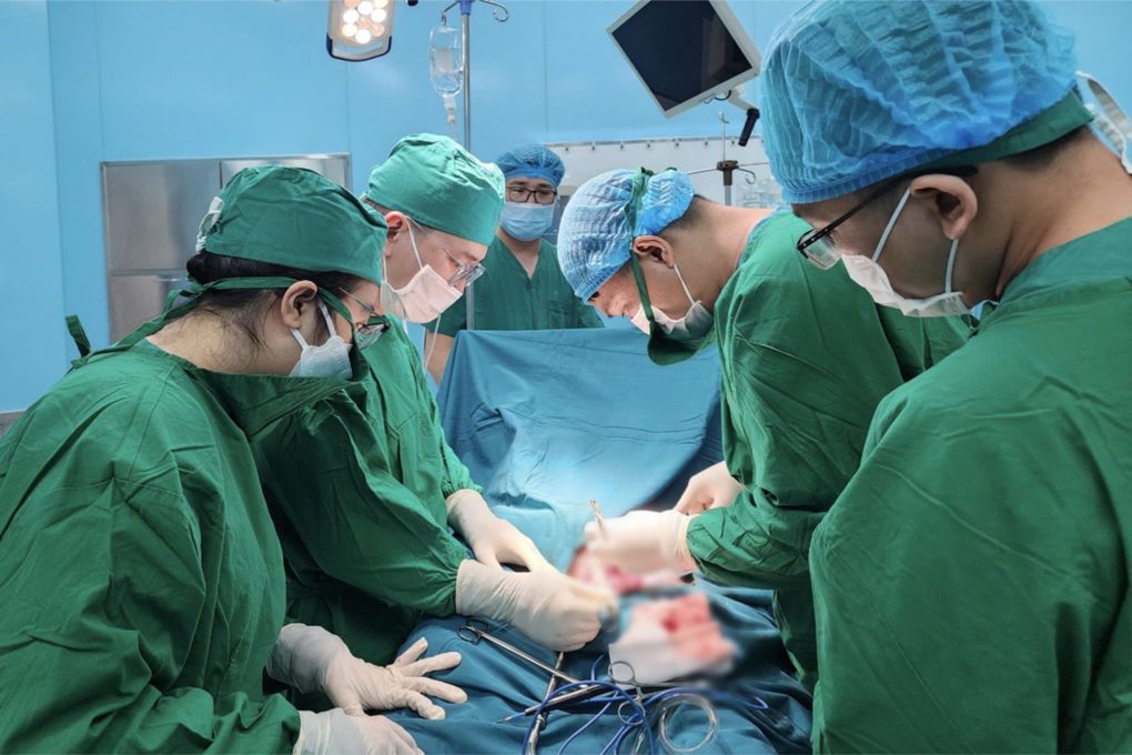 Bác sĩ 5 bệnh viện ở TPHCM cấp cứu người đàn ông kẹt giữa 2 ghe nguy kịch - 1