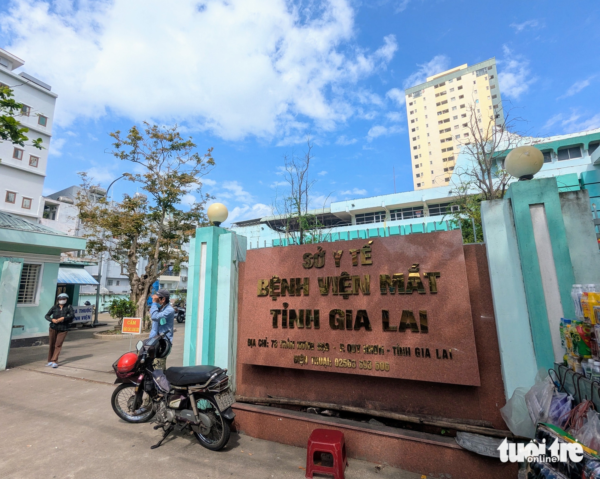 Bác sĩ Bệnh viện Mắt tỉnh Gia Lai được cử đi học để phục vụ tỉnh, học xong xin thôi việc ngay 1 cử đi học - Ảnh 1.