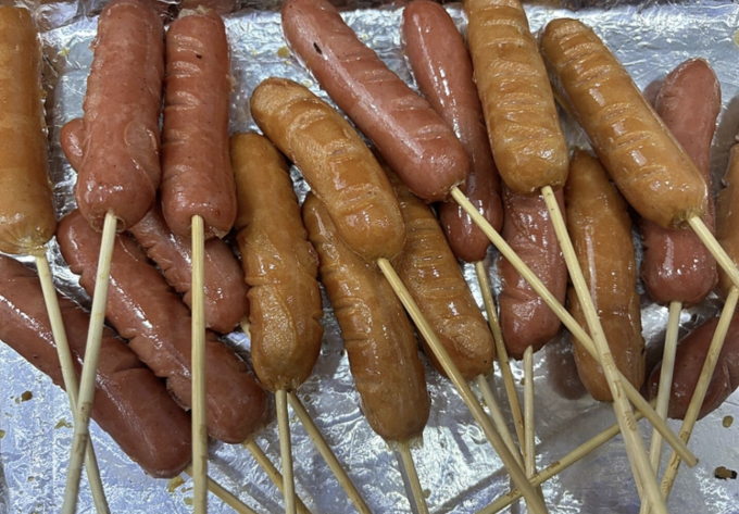 Chỉ cần tiêu thụ 50 g thịt chế biến sẵn mỗi ngày, nguy cơ mắc bệnh đã tăng thêm 16%. Ảnh: Bảo Bảo