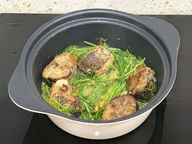 Người nội trợ không nên sử dụng dầu chiên rán nhiều lần. Ảnh: Ban Mai