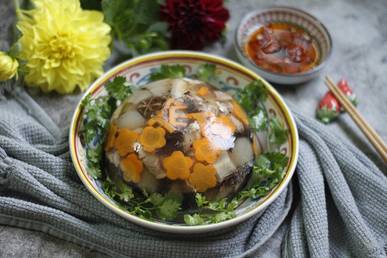 Bác sĩ gợi ý 3 món ăn mùa đông giàu collagen giúp da mịn màng không tỳ vết như đi spa mỗi ngày 1 Chuyên gia dinh dưỡng khuyến cáo những người béo phì hoặc rối loạn mỡ máu nên hạn chế món này, bởi thịt đông chứa nhiều chất béo, dễ dẫn đến tăng cân và tăng mỡ máu nếu tiêu thụ quá nhiều.