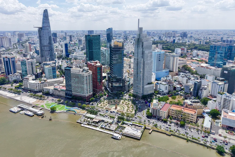 TP.HCM đang chuyển đổi số mạnh để quản trị đô thị theo hướng thông minh hơn. Nếu có các cơ chế mang tính tự chủ cao, TP sẽ đầu tư được nhiều hơn cho hạ tầng cơ sở, hạ tầng công nghệ thông tin, giúp việc quản trị này tốt hơn. Ảnh: THUẬN VĂN bai-toan-cho-mo-hinh-do-thi-tu-chu-tp-hcm-bai-2-khi-do-thi-lon-can-the-che-xung-tam.jpg