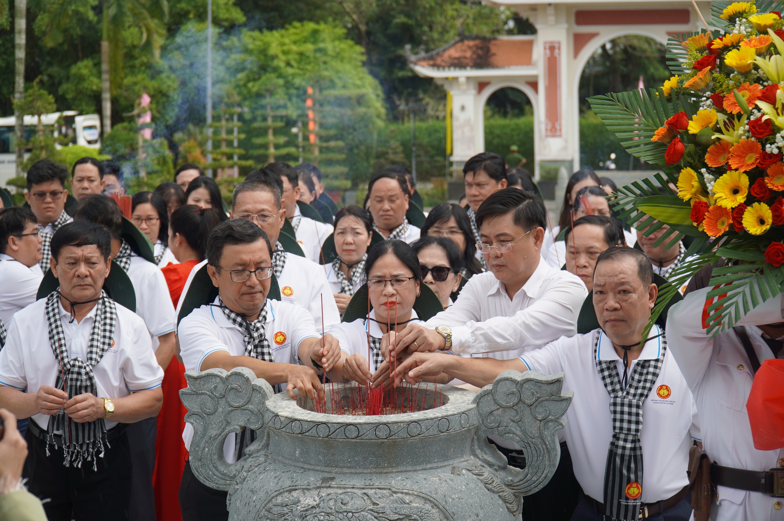 Ban Tuyên giáo và Dân vận Thành ủy TP.HCM tổ chức hành trình về nguồn 'Tự hào cán bộ dân vận khéo' 1 Ban Tuyên giáo và Dân vận Thành ủy TP.HCM tổ chức hành trình về nguồn 'Tự hào cán bộ dân vận khéo' - Ảnh 1.