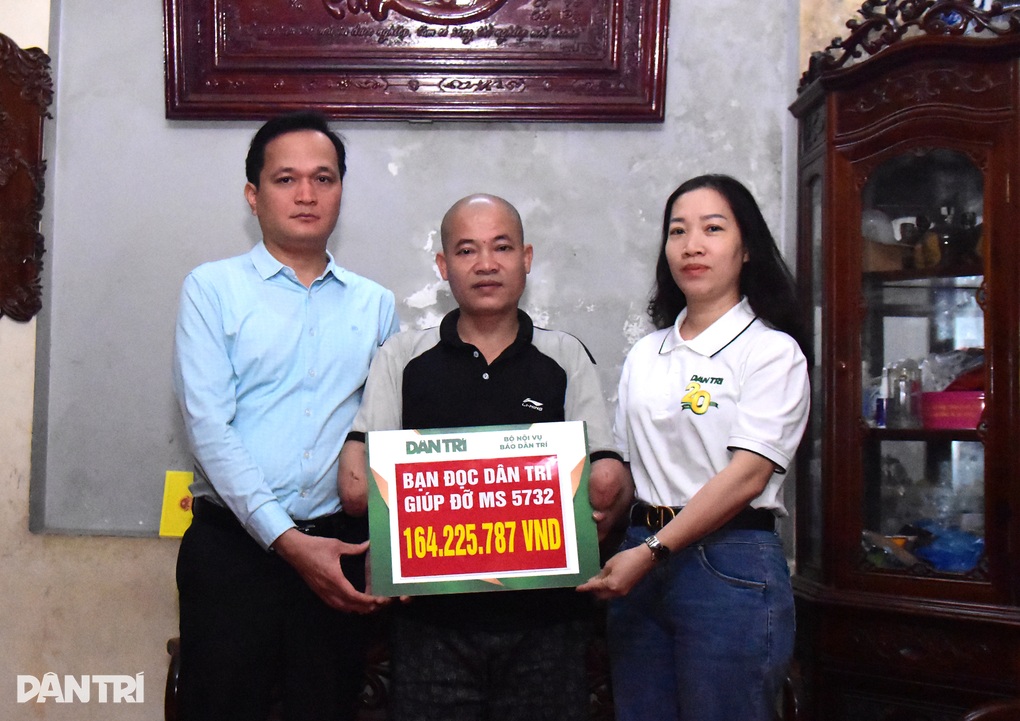 Bạn đọc Dân trí ủng hộ người cha cụt 2 tay hơn 190 triệu đồng - 1